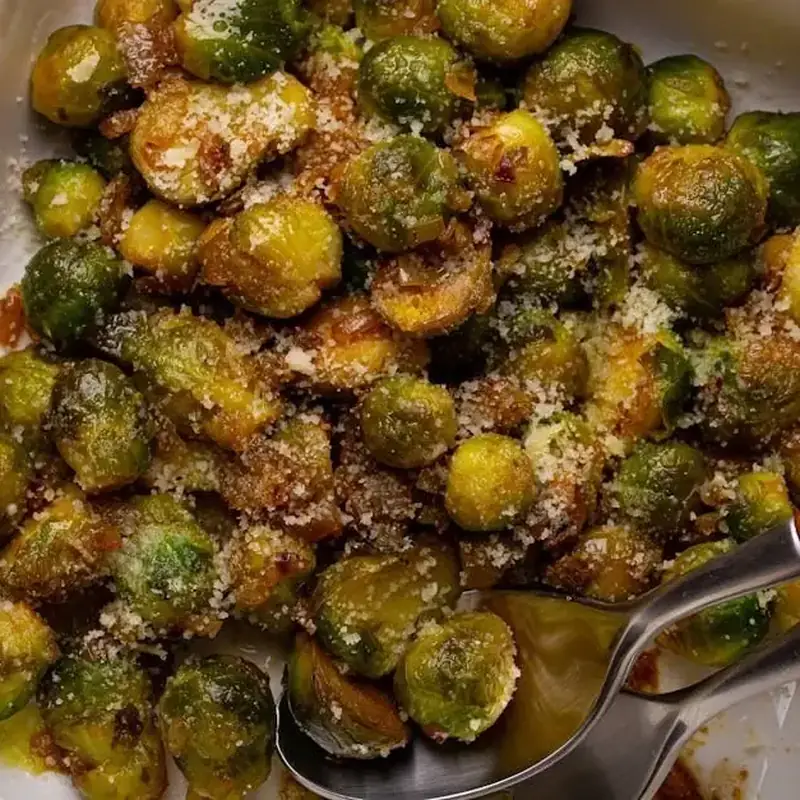 Knuspriger Rosenkohl aus dem Ofen mit Parmesan