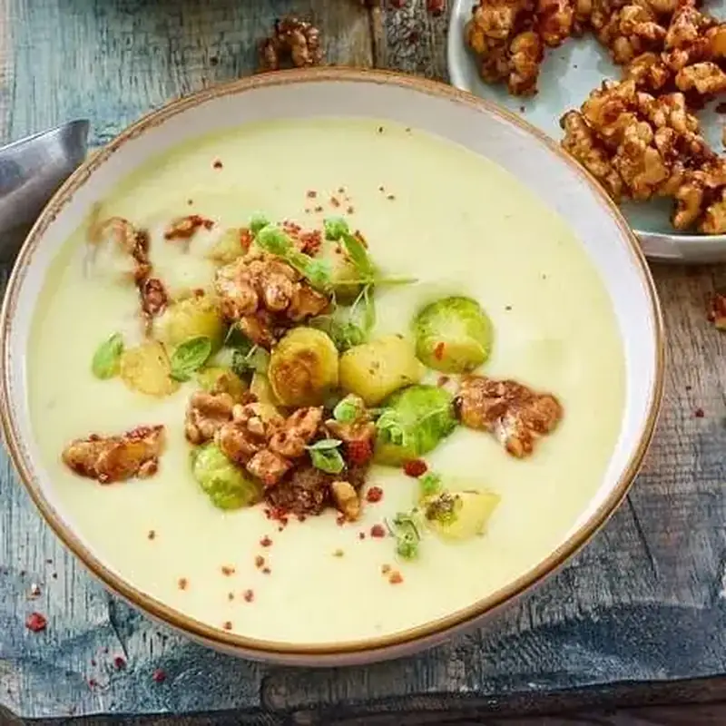 Rosenkohl-Suppe mit Kartoffeln und Muskat